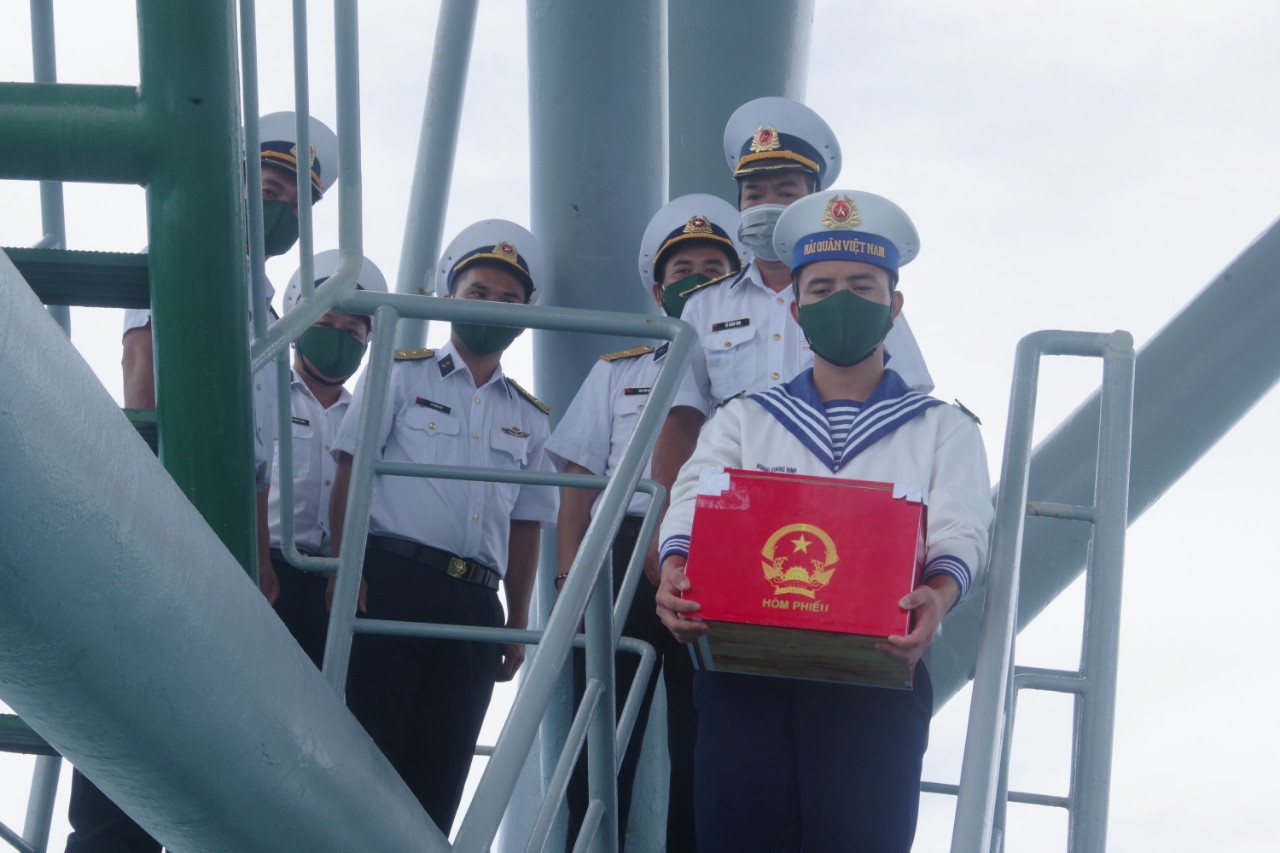 Ngày hội non sông: Lá phiếu niềm tin trên sóng nước Biển Đông